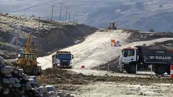 Avanza la obra de pavimentacion de una importante ruta del norte neuquino. Avanza la obra de pavimentacion de una importante ruta del norte neuquino.