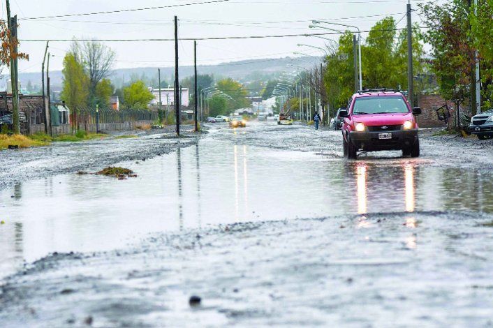 La lluvia y el frío se hicieron sentir en Neuquén durante toda la jornada.