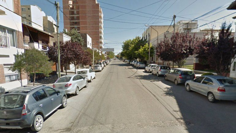 A punta de pistola, le robaron el auto de la puerta de su casa