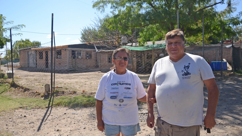 Armando Bucarey y Adela Alegría en la esquina de Río Negro y Pumamarca / Foto
