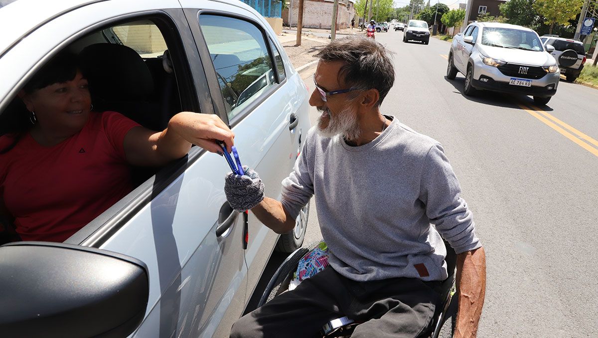 La historia de Huguito: de empleado de laboratorio a vendedor ambulante en las calles del oeste neuquino