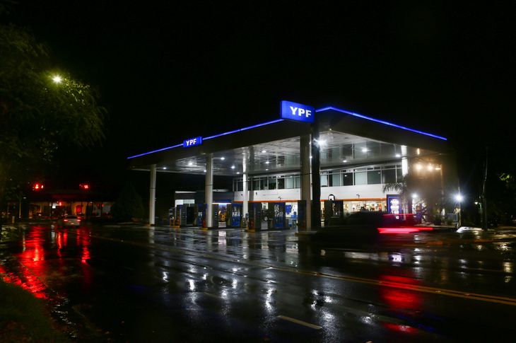 YPF quiere ser la líder de la venta de hamburguesas del país.&nbsp; REUTERS/Matias Baglietto