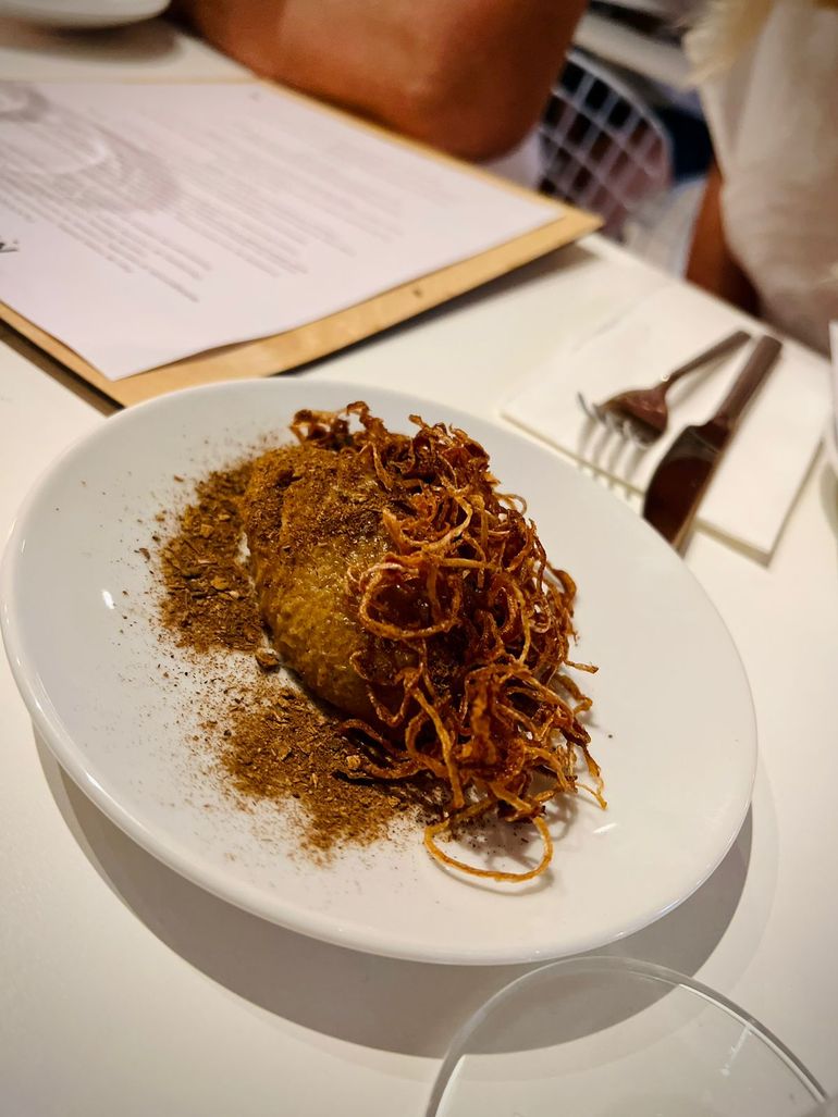 Una de las revelaciones de la carta. Paté de liláceas con polvo de hongos y cebolla frita, una locura.