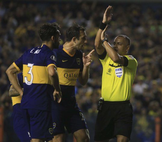 La polémica del primer tiempo: gol anulado a Boca por ¿mano de Más?