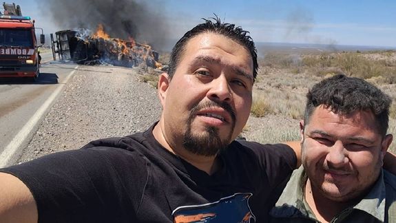 Carlitos se topó con el accidente, ayudó a salir al camionero y lo acompañó durante varias horas.
