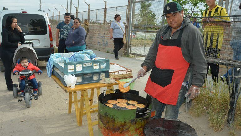 Buenas ventas para los vendedores de empanadas y tortas fritas en las escuelas