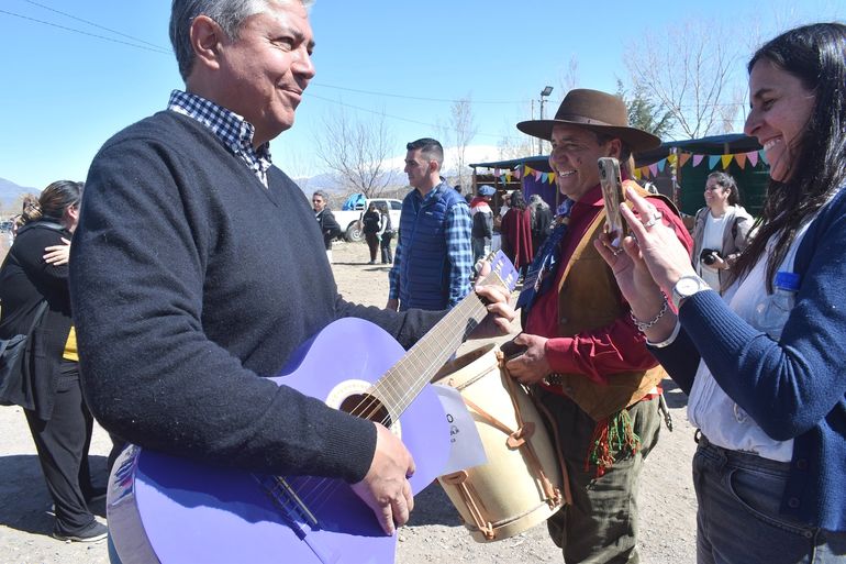 El electo gobernador Rolando Figueroa fue uno de los principales animadores junto al intendente de Chos Malal, Hugo Gutiérrez y el electo Nicolás Albarracín. El electo gobernador Rolando Figueroa fue uno de los principales animadores junto al intendente de Chos Malal, Hugo Gutiérrez y el electo Nicolás Albarracín.