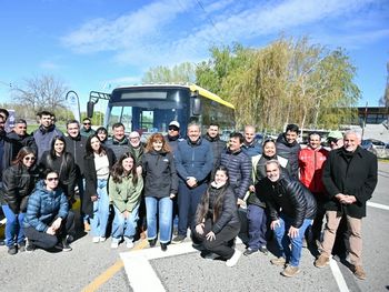 Presentaron los nuevos colectivos eléctricos de la ciudad.