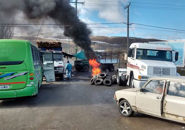 Camioneros bloquean una base de CN Sapag