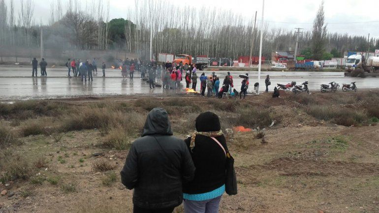 Beneficiarios de planes cortan la Ruta 7 y provocan un caos vehícular entre Neuquén y Centenario.