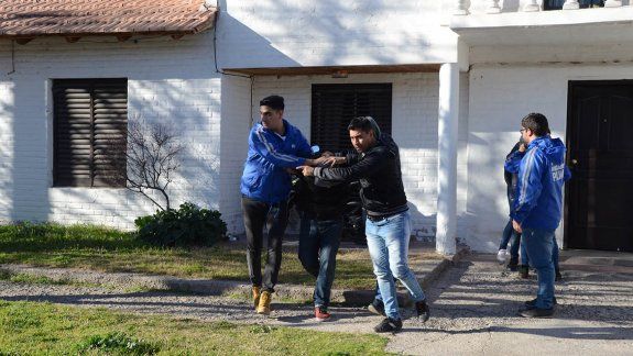 Dos demorados en un nuevo allanamiento por el caso del taxista baleado