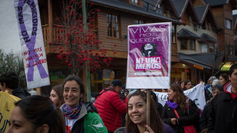 {altText(Desde el #NiUnaMenos las mujeres luchan contra los femicidios.,Neuquén hará el histórico paro por los femicidios)}