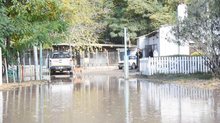 Toda la calle quedó inundada. El agua llegó a pocos metros de donde se encuentra el refugio.