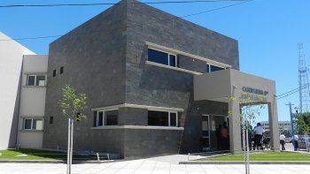 policias de roca atraparon a un hombre que intento robar una bicicleta policias de roca atraparon a un hombre que intento robar una bicicleta