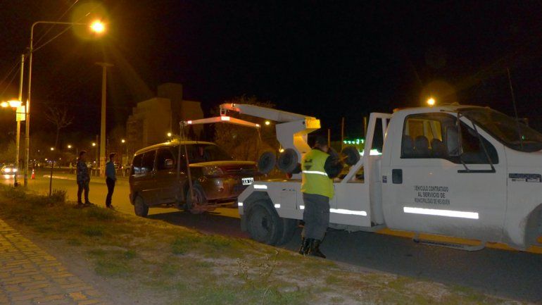 Los dos jóvenes miran cómo el personal de tránsito municipal se lleva la Berlingo.