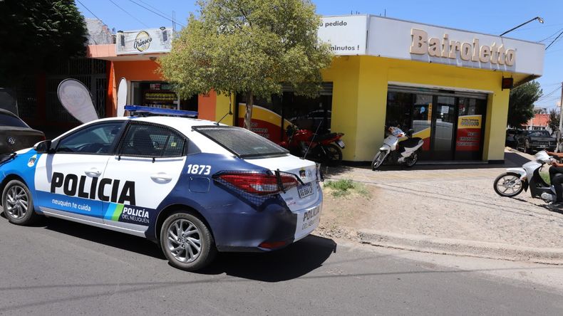 Indignación: en una misma noche, robaron dos veces en un reconocido local de empanadas | LM Neuquen Indignación: en una misma noche, robaron dos veces en un reconocido local de empanadas