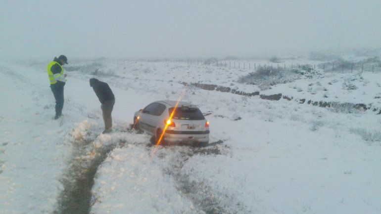 No solamente los vehículos particulares se despistaron por no llevar cadenas. También le pasó a un colectivo.