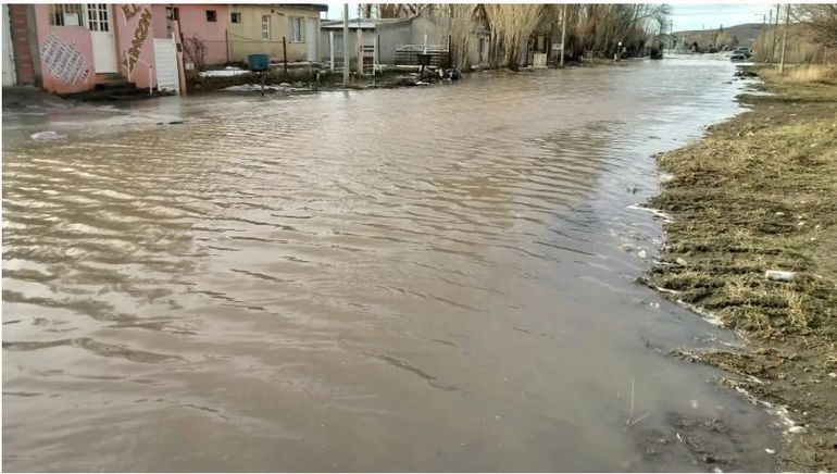 Desde el lunes, vecinos de Río Mayo, en Chubut, comparten en las redes fotos de las calles inundadas. Desde el lunes, vecinos de Río Mayo, en Chubut, comparten en las redes fotos de las calles inundadas.