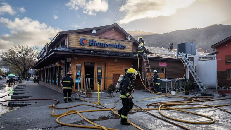 Evacuaron una sucursal de la Cooperativa Obrera de San Martín de los Andes por un incendio.