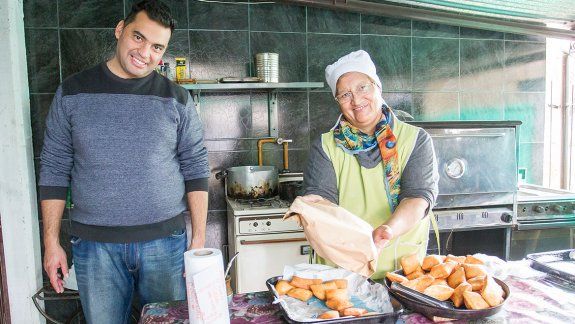 Generando Futuro vende tortas fritas y panes caseros para juntar fondos y seguir con su misión solidaria.