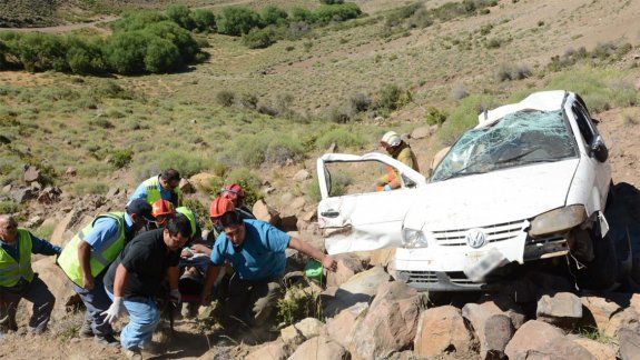 Cayeron por un barranco tras una fiesta: un muerto y dos heridos