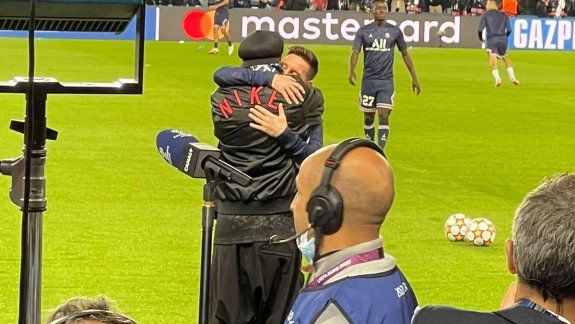 Messi y Ronaldinho otra vez juntos en una cancha