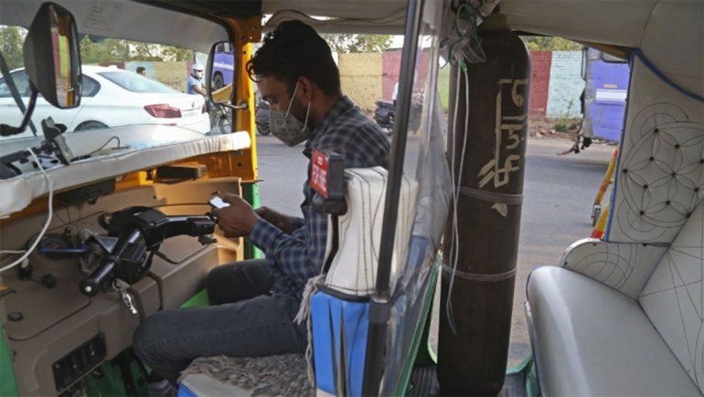 India: convirtió su humilde tuk-tuk en una ambulancia para pobres