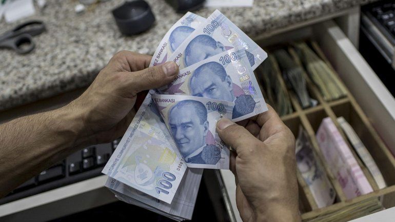La lira turca se devalúa y su caída golpea a las bolsas en Europa y Asia.