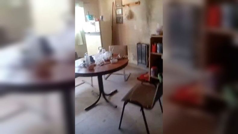 El hijo de una vecina de Cuenca XV está tomado por las drogas. En ese marco, se mete a su casa, comete destrozos, le roba y la agrede a ella físicamente. 