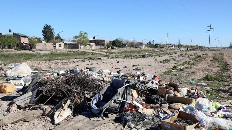 En algunos sectores de la ciudad el paisaje es desolador. Los contenedores ya funcionan en los barrios.