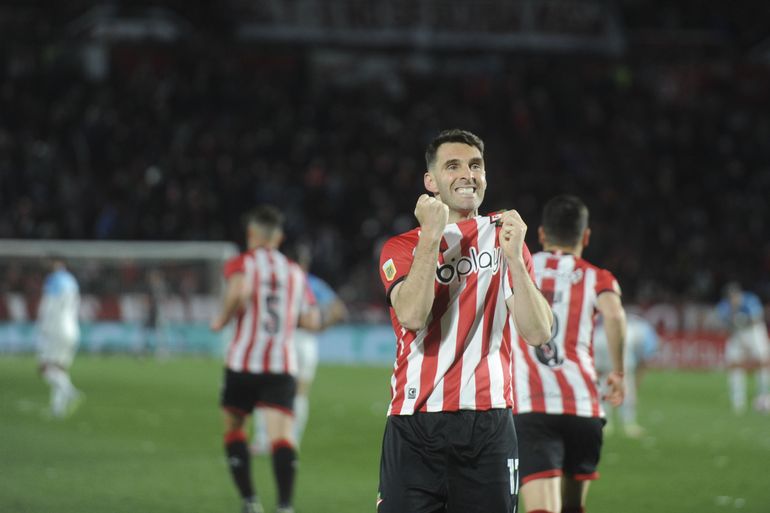 La fuerte pelea de Gago con un periodista y golazo de taco de Boselli