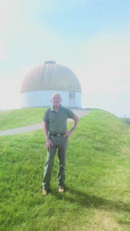 Roberto Figueroa, frente al observatorio. La astronomía es su gran pasión.