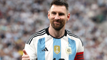 Lionel con la cinta de capitán en el partido ante Australia. Lionel con la cinta de capitán en el partido ante Australia.