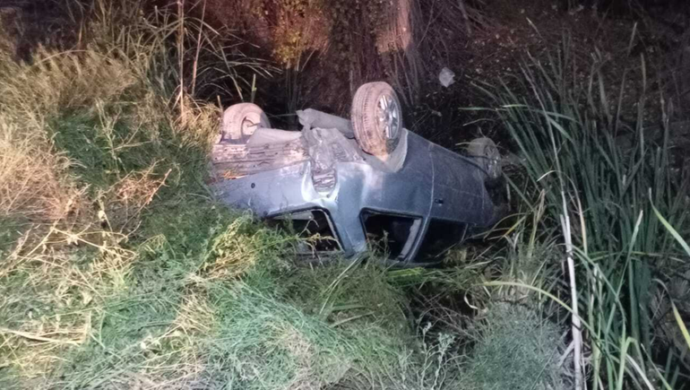Dos vuelcos en pocas horas: tres heridos y un auto incrustado dentro de un desagüe