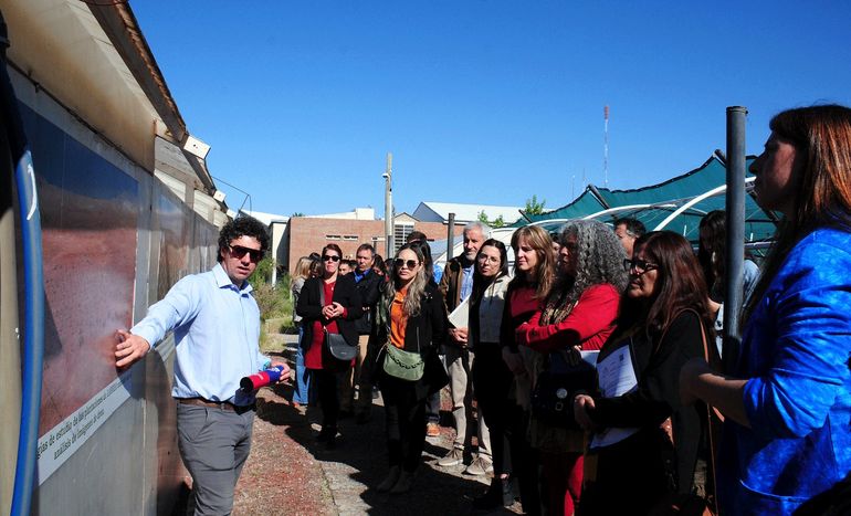 Un investigador de la UNCo,  con legisladores interesados en la lucha contra la desertificación.