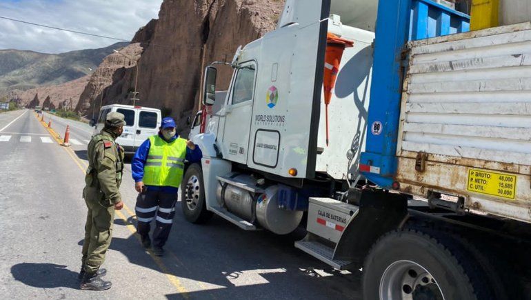 Por la segunda ola, refuerzan los controles en terminales y pasos fronterizos