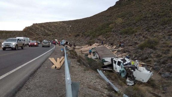Perdió el control de su camión en plena curva y terminó volcando