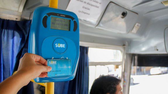 La tarjeta se puede usar en los colectivos urbanos desde el martes.