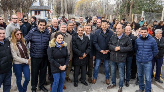 Funcionarios provinciales y municipales se mezclaron para la foto. Hubo críticas por una supuesta no invitación del Municipio, pero en el acto reinó la paz.