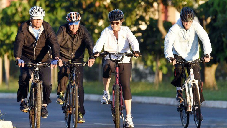 ¿Bicicletea Dilma su dramático momento? Ayer paseó por Brasilia.