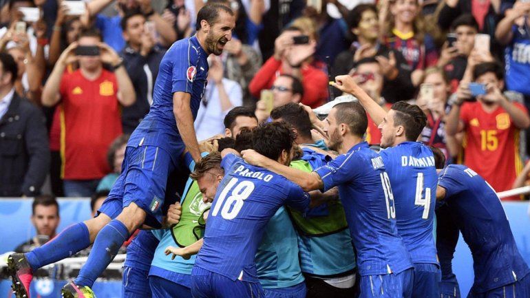 Italia le ganó 2 a 0 a España y la eliminó de la Euro.