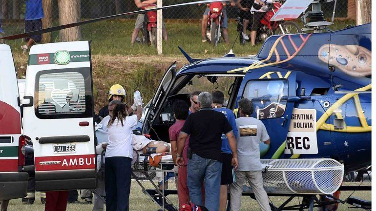 Uno de los heridos es trasladado. La carrera se suspendió ayer.