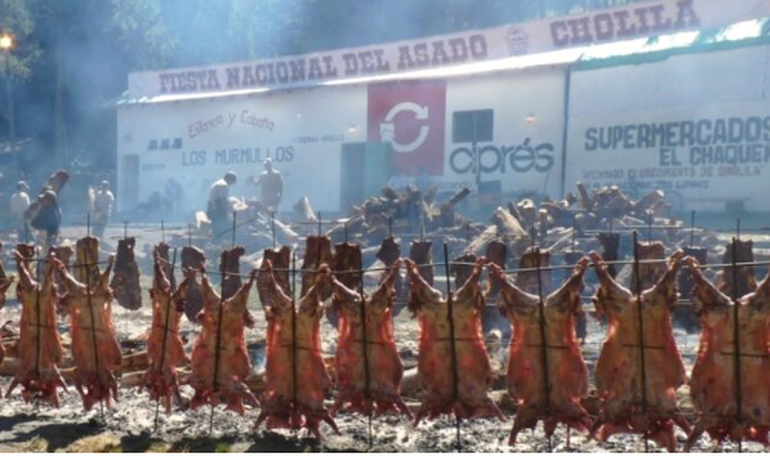 Cholila también tiene su fiesta nacional del asado, con el cordero patagónico como estrella. Cholila también tiene su fiesta nacional del asado, con el cordero patagónico como estrella.