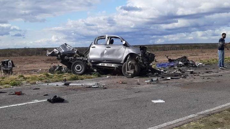 Mueren viajando hacia Neuquén en un violento choque frontal