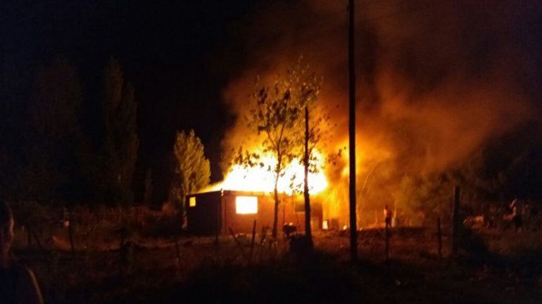 Se le incendió su casa, perdió todo y sospecha de su ex pareja