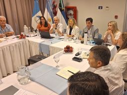 En una reunión clave en General Roca, productores y funcionarios acordaron avanzar en planes sanitarios, líneas de crédito y gestiones legislativas vinculadas al empleo. En una reunión clave en General Roca, productores y funcionarios acordaron avanzar en planes sanitarios, líneas de crédito y gestiones legislativas vinculadas al empleo.