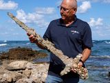 Tesoro en el fondo del mar: buzo encontró una espada medieval