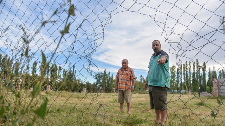 El hueco del alambrado por donde entraron los ladrones a robar zapallos.