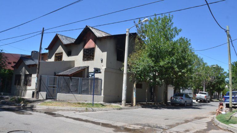 El incendio se produjo en la planta alta de la casa de La Sirena. 