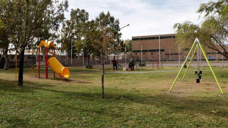 Con juegos para los pibes, salen a mejorar las plazas
